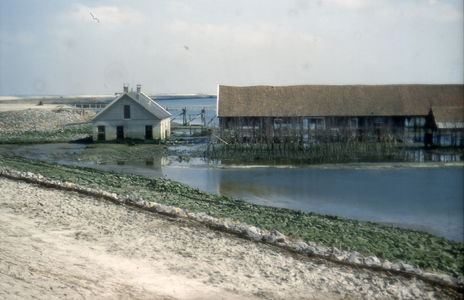 DIA-9567 Schelphoek. De boerderij van N. de Oude is buiten de nieuwe ringdijk komen te liggen en later afgebroken. Op ...