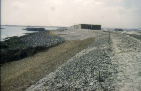 DIA-9568 Schelphoek. De nieuwe ringdijk met caisson