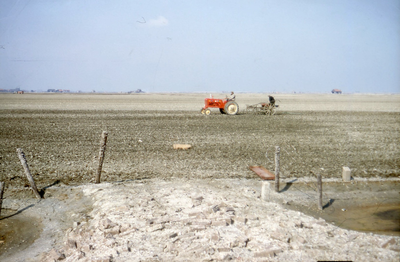 DIA-9584 Locatie onbekend. Eerste werkzaamheden landbouwgrond. In de verte (links) mogelijk Kerkwerve