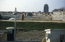 DIA-9585 Zierikzee. Kern, gezien over de Westhavendijk. Rechts het Bolwerk; in het midden de achterzijde van de ...