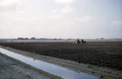 DIA-9587 Zierikzee. WSaarschijnlijk omgeving Nieuwe Koolweg. Eerste bewerking landbouwgrond. Zuidkust van Schouwen (Pikgat)