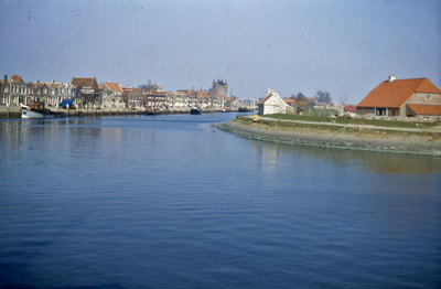 DIA-9591 Zierikzee. Havenkanaal en Nieuwe Haven. Rechts de Oosthavendijk. (Steenbakkerij)
