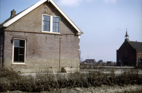 DIA-9663 Nieuwerkerk. Ooststraat. Rechts de Gereformeerde Kerk die na de Watersnoodramp werd afgebroken. Op dezelfde ...
