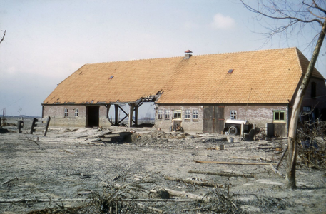 DIA-9670 Nieuwerkerk. Achterstraat 76 (anno 2021 Weth.v. Klinkenstraat). De schuur van Gaanderse; nu zwembad Dol-fijn