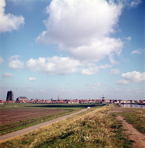DIA-9679 Zierikzee. Westhavendijk. Gezicht op de stad ter hoogte van de keersluis.