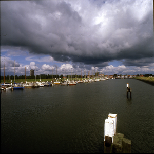 DIA-9701 Zierikzee. Havenkanaal. Gezicht op de stad en jachthaven aan de Westhavendijk, gezien vanaf de keersluis in ...