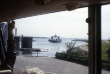 DIA-9889 Bruinisse / Zijpe. Veerhaven met veerboot 'Zijpe' van de veerdienst Zijpe-Anna Jacoba polder.