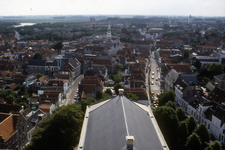 DIA-9904 Zierikzee, Gezicht vanaf de Sint Lievens Monstertoren in oostelijke richting. Op de voorgrond het dak van de ...
