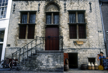 DIA-9968 Zierikzze. Mol. 's Gravensteen, voormalige gevangenis, thans Maritiem Museum. Rechts: de ingang van de ...