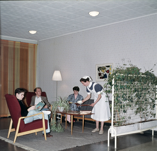 DIA-9997 Zierikzee. Emil Sandströmweg. Zweedse Rode Kruis Ziekenhuis: interieur verpleegafdeling. Zitje lopende patienten.