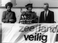 DIV-0050 Oosterscheldekering / Neeltje Jans. Opening Stormvloedkering door H.M. Koningin Beatrix. Links N. Smit-Kroes ...