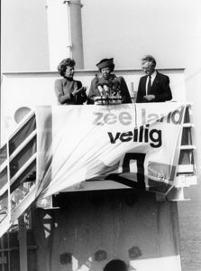DIV-0052 Oosterscheldekering / Neeltje Jans. Opening Stormvloedkering door H.M. Koningin Beatrix. Links N. Smit-Kroes ...