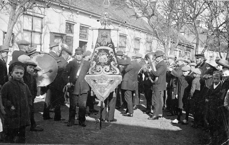 DIV-0178 Burgh. Strao. Herberg Het Wapen van Burgh met ervoor de harmonie Witte van Haamstede 