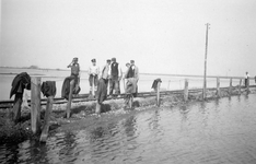 DIV-0216 Omgeving Brouwershaven (?) Herstelwerkzaamheden aan de trambaan, vanwege schade ontstaan door de inundatie.