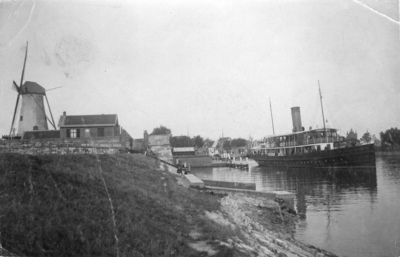 DIV-0235 Zierikzee. 't Luitje. De Provinciale Boot Noord Beveland verlaat de haven. Links de molen Den Haas .