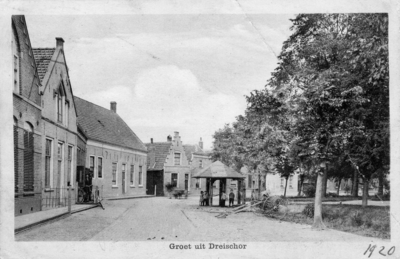 DRS-0066 Dreischor. Ring. 2e huis van links woonde schilder Ant. Verjaal, daarnaast smid Everwijn (zijn travalje staat ...