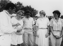 ELM-0006 Scharendijke. Elkerzeeseweg. Opening tennisbanen LTC Scharendijke. Bestuursleden tekenen de 'eerste bal'.