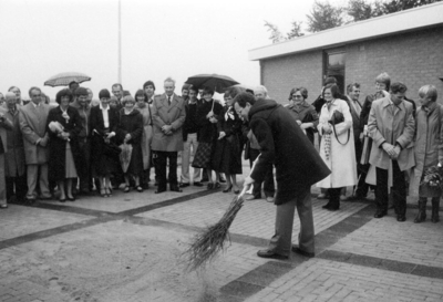 ELM-0013 Ellemeet. Opening dorpshuis door oud-wethouder C.J. van Burg.