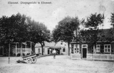 ELM-0051 Ellemeet. Dorpsstraat met muziektent en travalje.