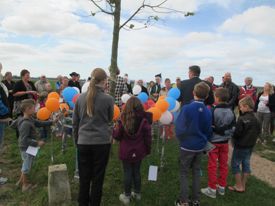 ELM-0107 Ellemeet. Het Ommetje. Onthulling van het sierhek, geplaatst rond de Koningslinde (Tilia Europaea), staande ...