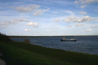 IMG-0015 Scharendijke. Grevelingenmeer, ter hoogte van de Inlaag. op de achtergrond de Brouwersdam: middenvoor ...