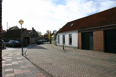IMG-0030 Scharendijke. Dijkstraat, richting Dorpsstraat. Links toegang laad- en losplaats Plus supermarkt, rechts ...