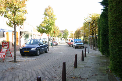 IMG-0034 Scharendijke. Dorpsstraat, richting Platteweg. Links geschenkenwinkeltje/slijterij; daarachter Plus supermarkt