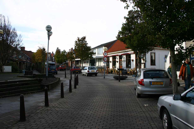 IMG-0037 Scharendijke. Dorpsstraat, ter hoogte van de Platteweg, richting Dijkstraat. Rechts: café/Brasserie De ...