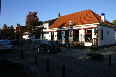 IMG-0044 Scharendijke. Dorpsstraat. Café-brasserie De Zondebok; links daarvan de Plus supermarkt