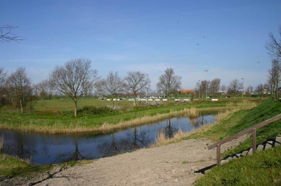 IMG-0650 Brouwershaven. Sportpark Onder de Molen , gezien vanaf de Noordwal.