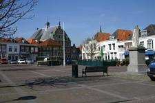 IMG-0689 Brouwershaven. Markt. Vooraan rechts standbeeld van Jacob Cats; in het midden de muziektent met daarachter het ...