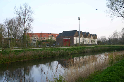IMG-0725 Brouwershaven. Poortdijkdam, gezien vanaf de Spuiweg. Brandweergrarage / gemeentewerkplaats.