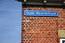 IMG-1028 Nieuwerkerk Hoek Oude Noordstraat. Het stalen golfje op de muur geeft de hoogste waterstand aan tijdens de ...