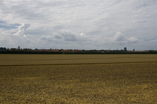 IMG-1437 Zierikzee. Stad gezien vanuit het noordoosten, vanaf de Schouwse dijk. De rode daken in het midden zijn van de ...