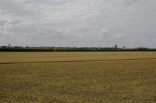 IMG-1438 Zierikzee. Stad gezien vanuit het noordoosten, vanaf de Schouwse dijk. De rode daken in het midden zijn van de ...