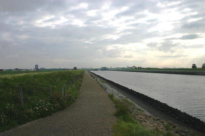 IMG-1585 Zierikzee. Havenkanaal, gezien vanaf de Westhavendijk.
