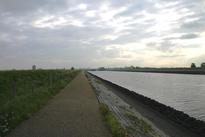 IMG-1586 Zierikzee. Havenkanaal, gezien vanaf de Westhavendijk.
