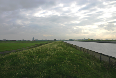 IMG-1587 Zierikzee. Havenkanaal, gezien vanaf de Westhavendijk.