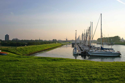 IMG-1681 Zierikzee. Havenkanaal, gezien vanaf de Westhavendijk.