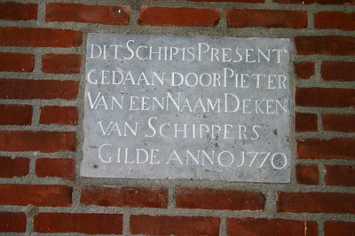 IMG-1940 Zierikzee. Gevelsteen Hofferstraat: Dit Schip is Present gedaan door Pieter Van een Naam Deken van Schippers ...
