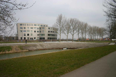 IMG-2007 Zierikzee. Gemeentehuis, gezien vanuit de (voormalige) P.D. de Vosstraat. Sloop Plan Buijse.
