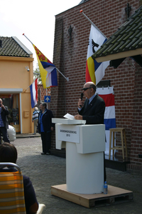 IMG-2196 Burgh-Haamstede. Hoek Haamsteedse Ring/Weststraat. Onthulling van de herinneringsplaquette met de namen van de ...