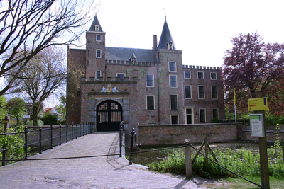 IMG-2209 Haamstede. Ring. Slot Haamstede met de 17e torentjes waar tussen de middeleeuwse Donjon en rechts de 18e ...