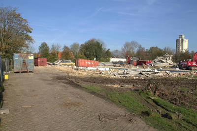 IMG-2239 Zierikzee. Groene Weegje. Sloopwerkzaamheden voormalig sportcentrum 'Onderdak'. Rechts: op de achtergrond de ...