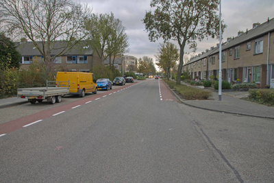 IMG-2255 Zierikzee. Poortambacht. Kruispunt Scheldestraat - Zijpestraat. De Scheldestraat gezien in oostelijke richting.