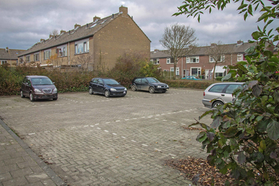 IMG-2269 Zierikzee. Poortambacht. Parkeerplaats in de Krammerstraat (voor de reconstructie 2016)
