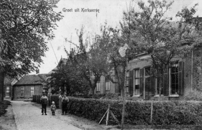 KWV-0013 Kerkwerve. Ring, rechts, van achter naar voor: het gemeentehuis (achter de bomen), het huis van de ...