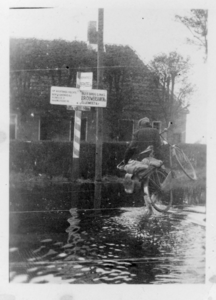 KWV-0048 Kerkwerve. Ergens op Nieuwerkerke (Schutje) tijdens de inundatie Tweede Wereldoorlog.