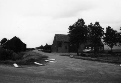 KWV-0094 Kerkwerve / Nieuwerkerke ('t Schutje). Turelureweg. Rechts de boerderij van Viergever aan de Heuvelsweg