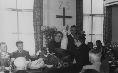 KWV-0193 Kerkwerve. 25-jarig jubileum van wijkzuster Cornelia van Zijp-Bijlo, die op 1 juni 1927 was aangesteld als ...